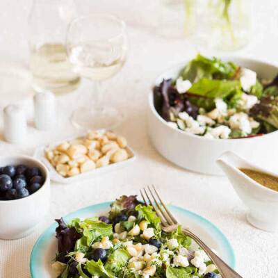 Salade met geitenkaas en blauwe bessen